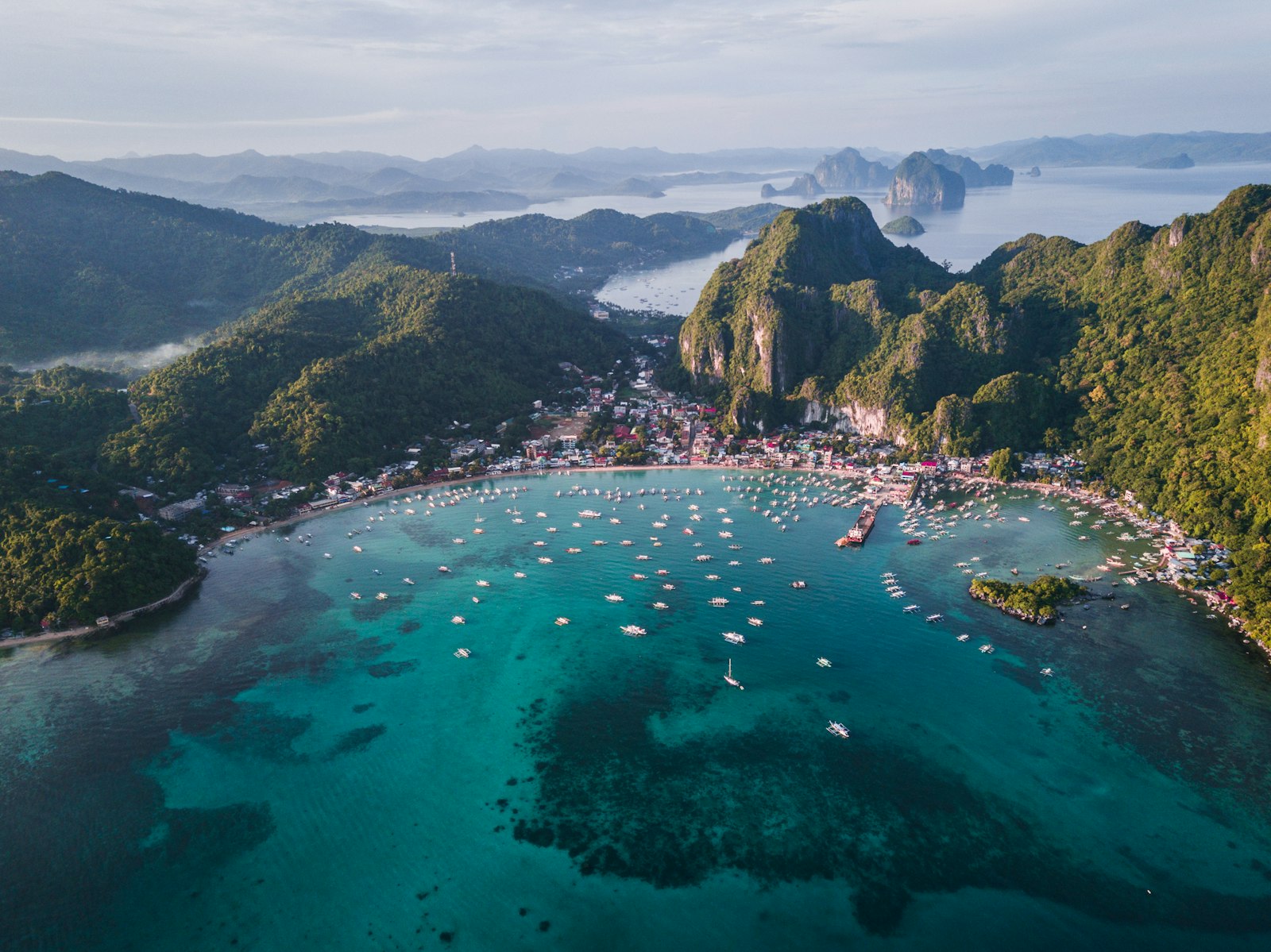 Bahía esmeralda con barcos en un archipiélago