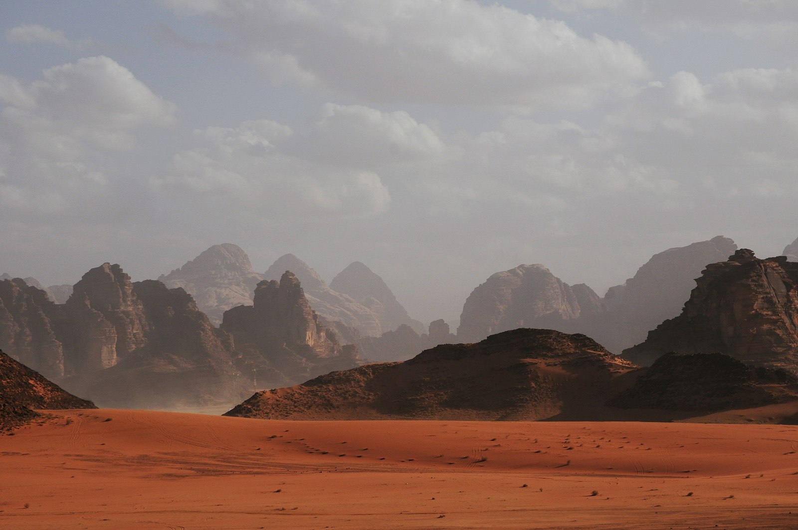 Dunas rojas y montañas brumosas del desierto de Wadi Rum