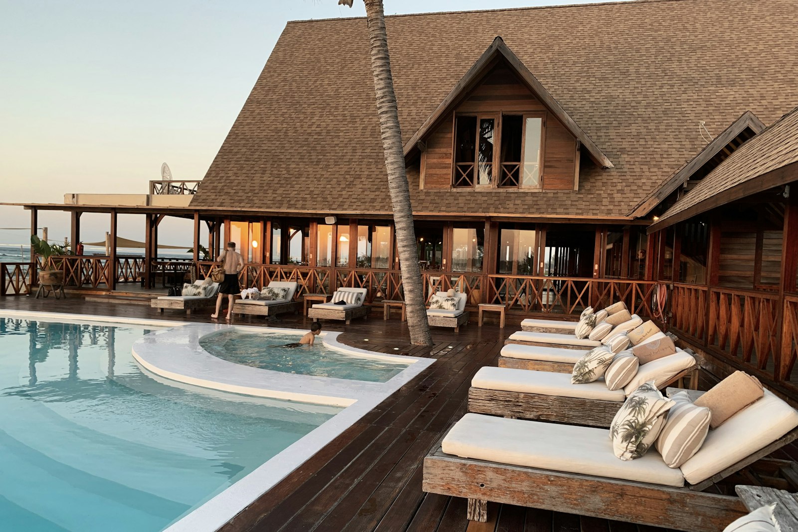 Alberca de resort de madera al atardecer