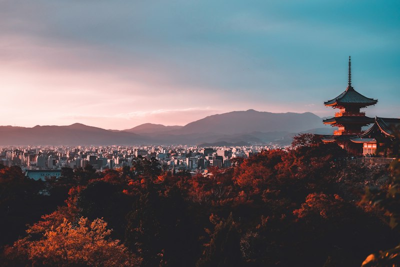 Pagoda de Kioto sobre la ciudad al atardecer