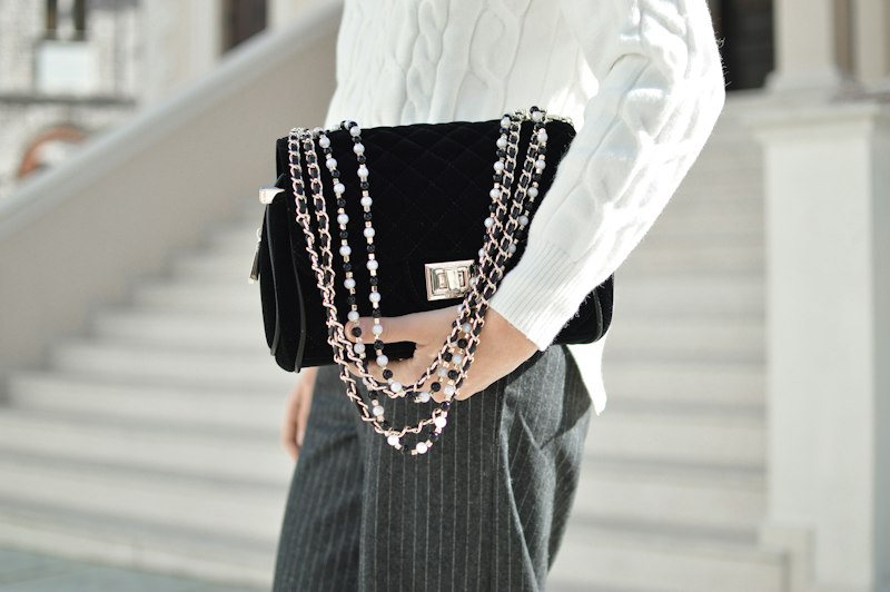 Bolso de terciopelo con cadena de perlas