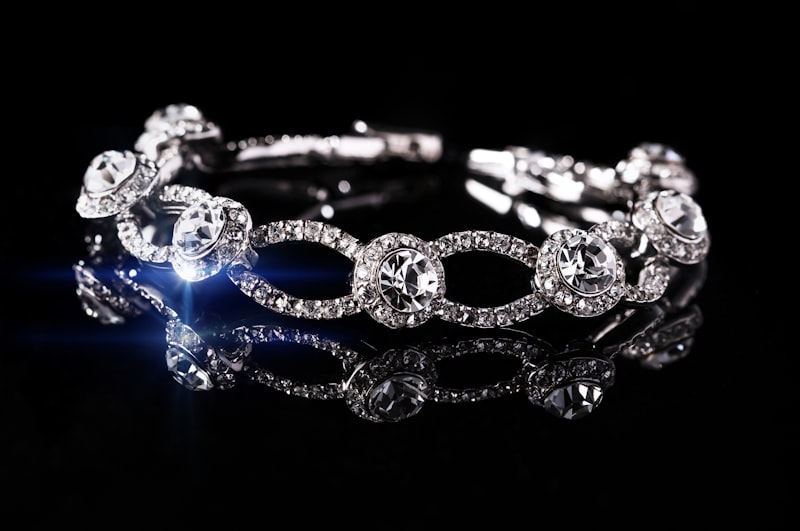 Brazalete de cristales sobre negro