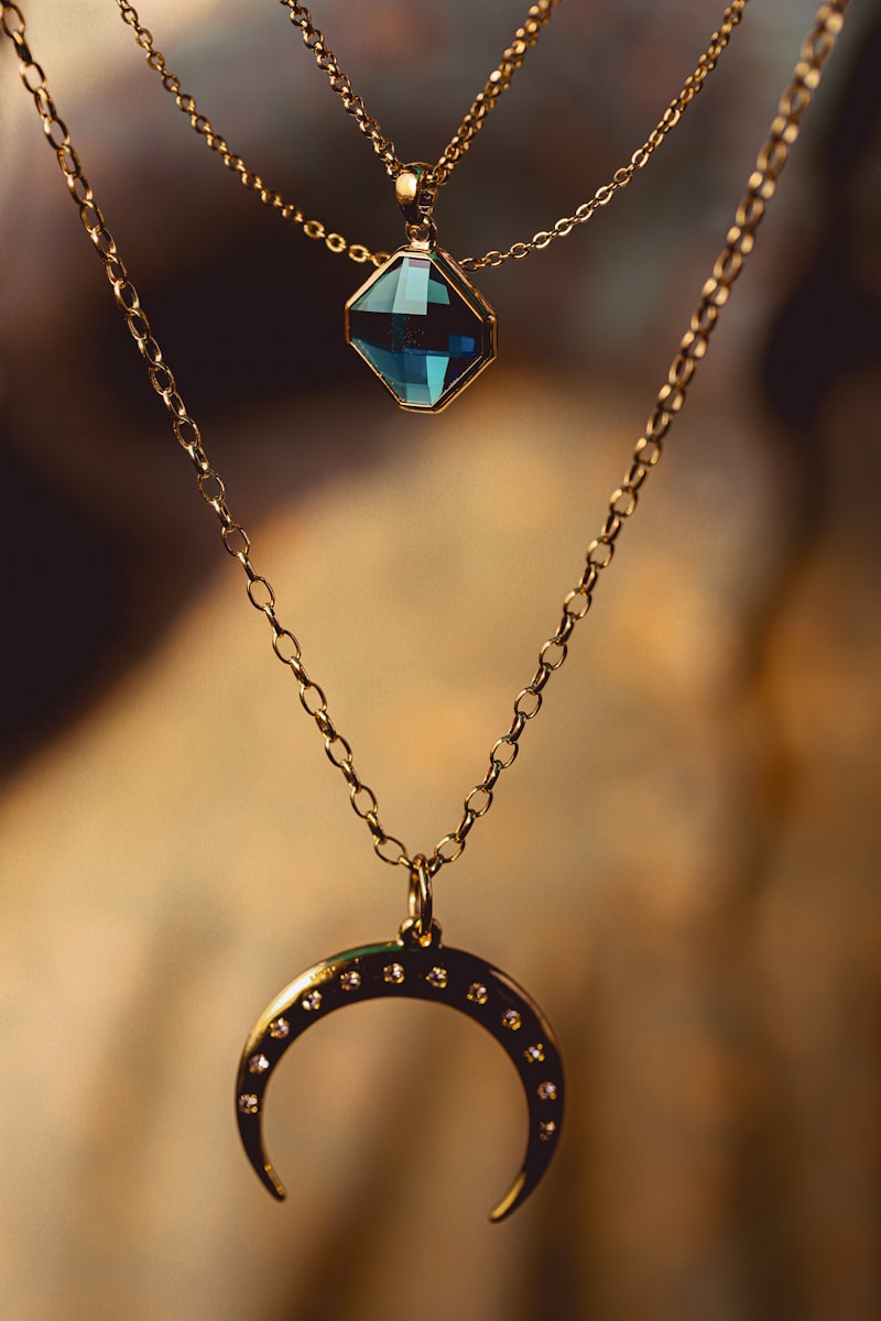 Collar de oro con destellos sobre fondo oscuro