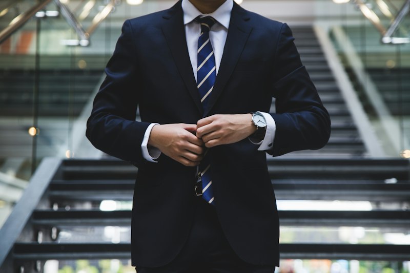 Traje azul marino en escalinata