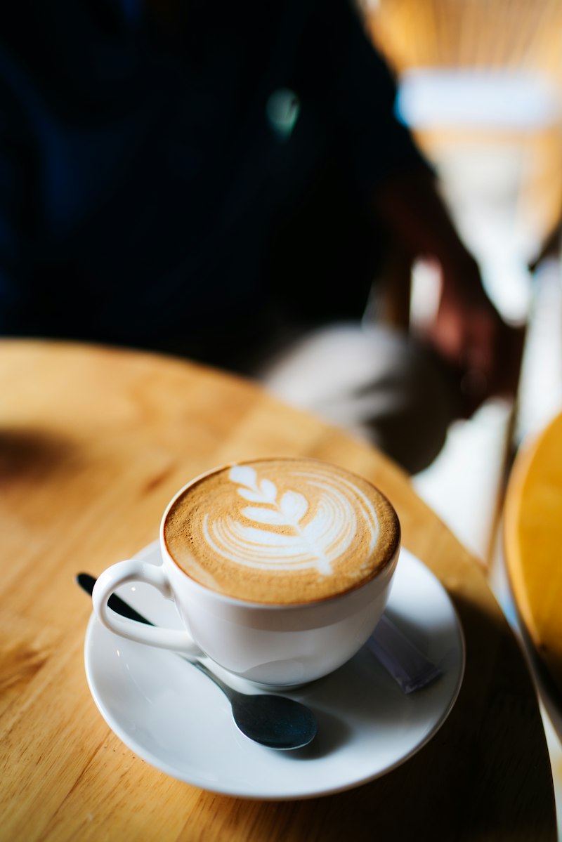 Latte con arte de hoja