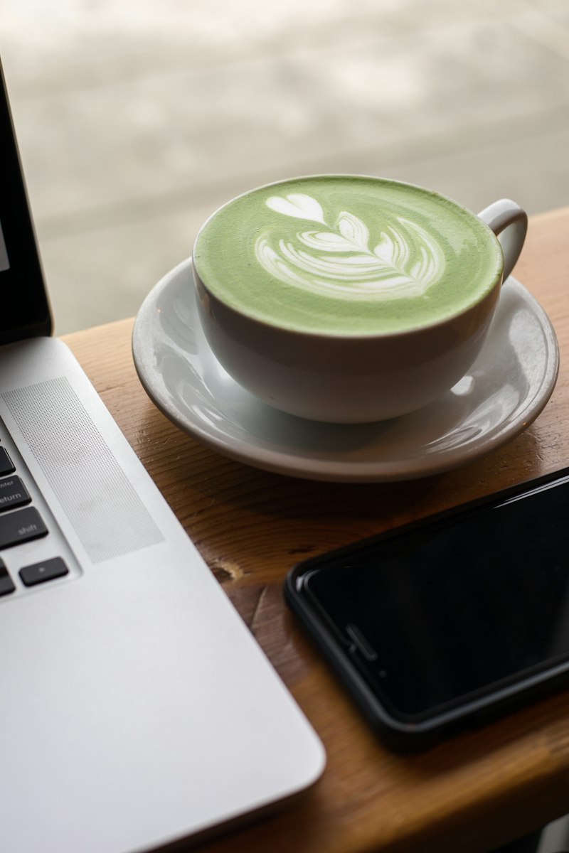 Matcha latte con arte en la espuma