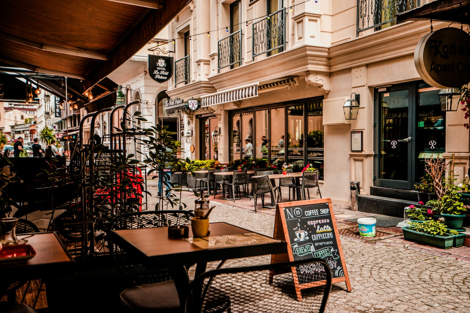 Terraza con plantas y pizarrón