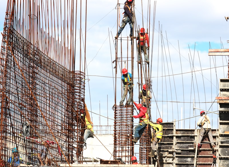 Cuadrilla armando estructura de varilla en obra
