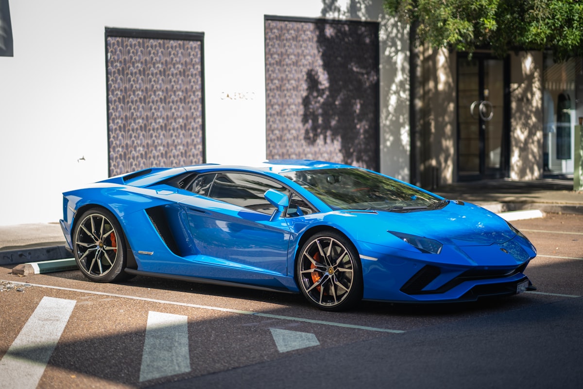 Superdeportivo azul brillante estacionado en calle