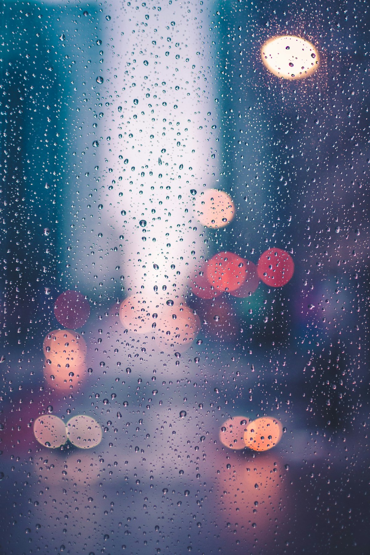 Macro de gotas de agua perladas con luces azules de fondo