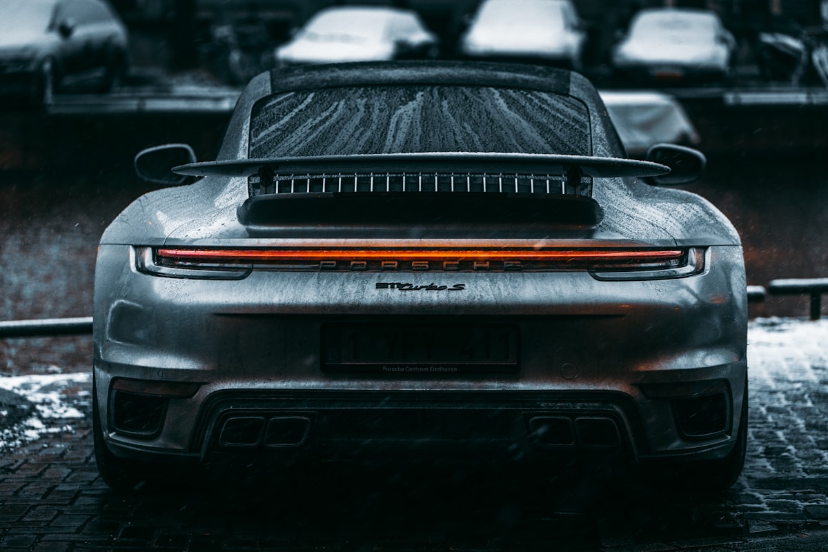 Porsche plateado con la carrocería perlada de agua tras sellado