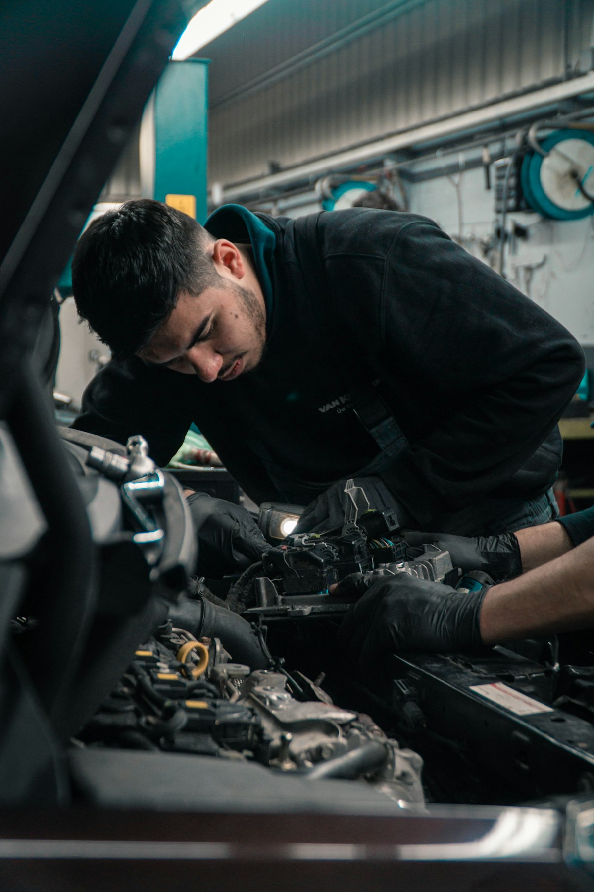 Técnico trabajando dentro del taller con iluminación verde azulada