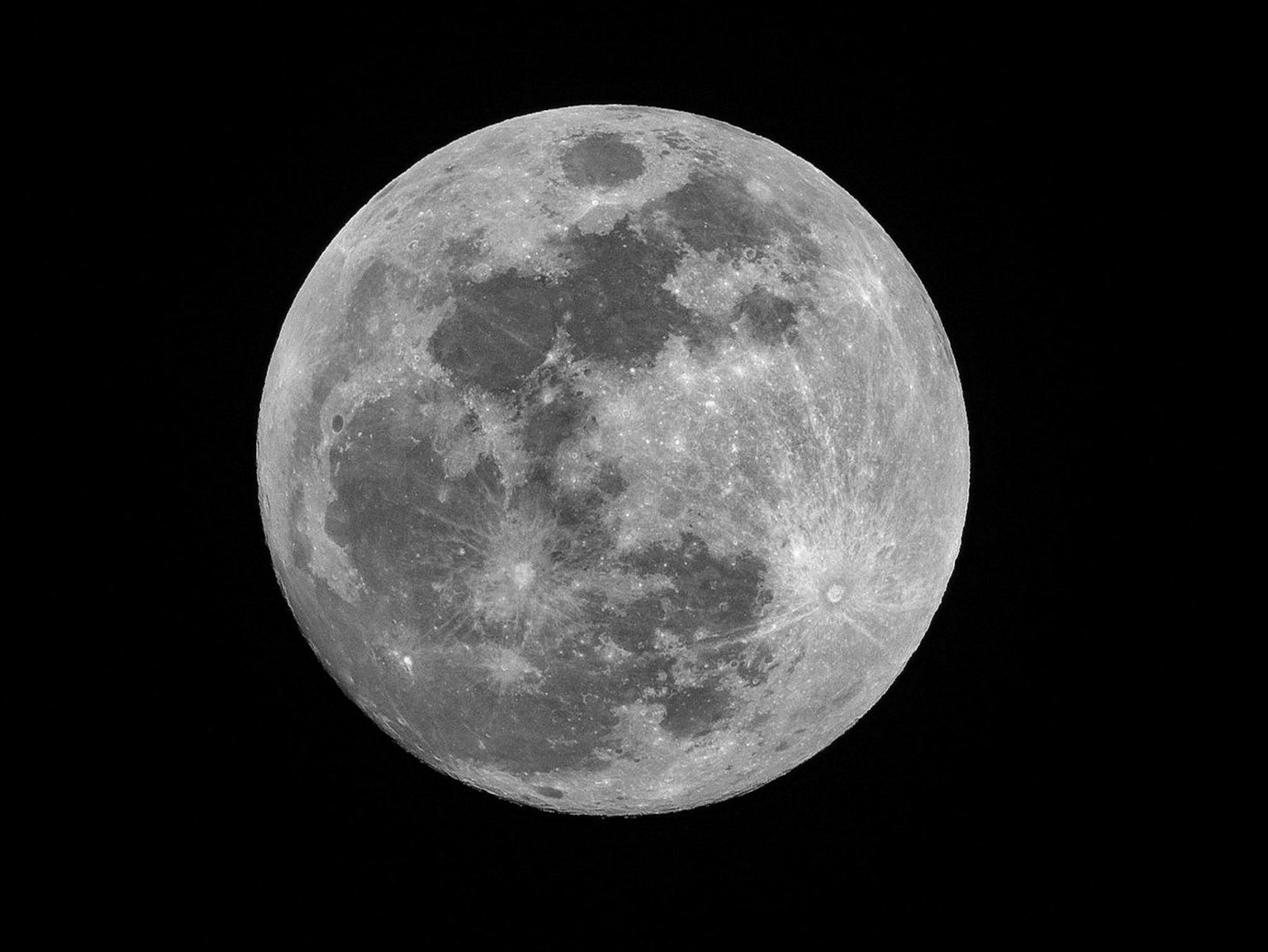 Luna llena fotografiada con telescopio