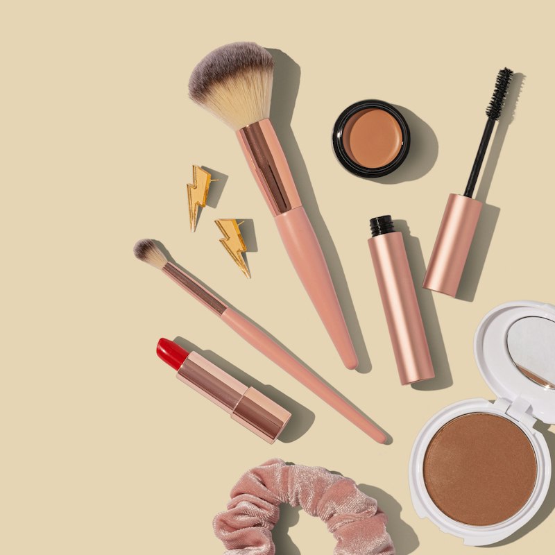 Brochas de maquillaje en un vaso
