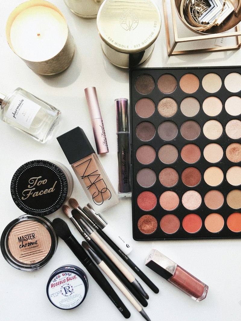 Paleta de sombras y productos premium sobre mesa