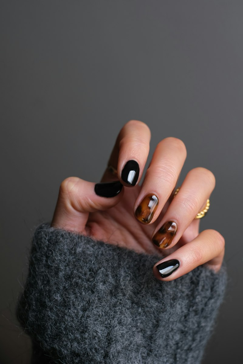 Manicura oscura con detalle carey