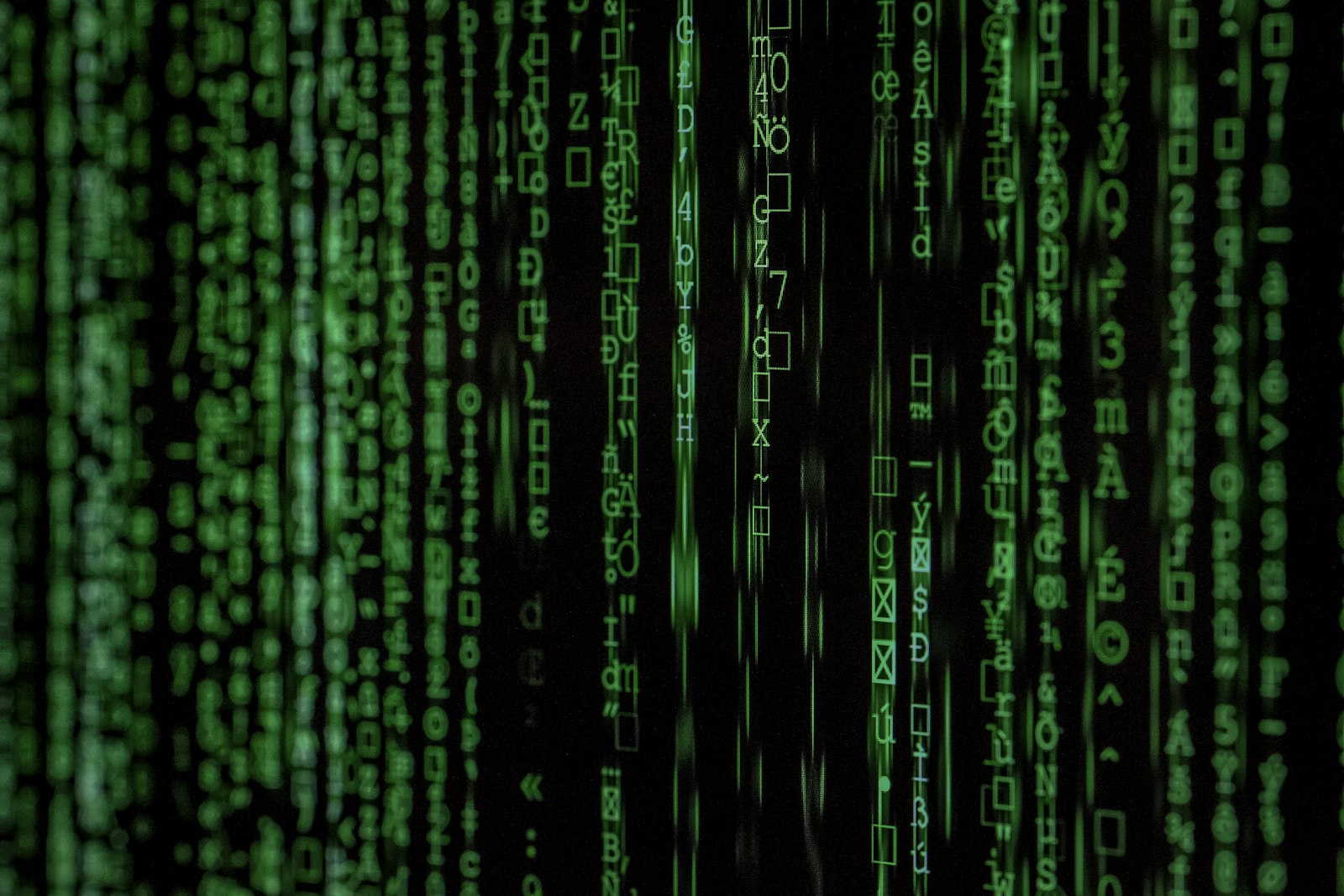 Código en pantalla con caracteres verdes
