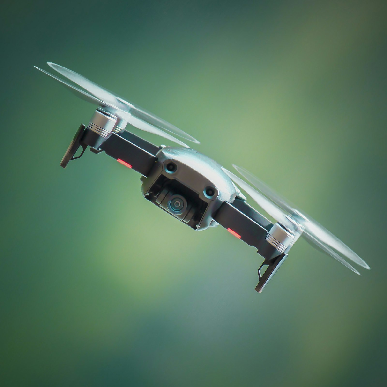 Dron de patrullaje en vuelo