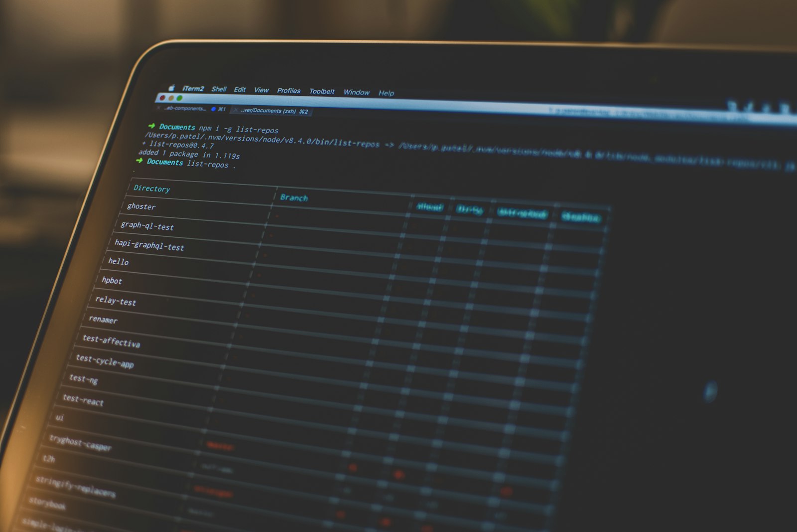 Terminal de monitoreo con datos en ámbar