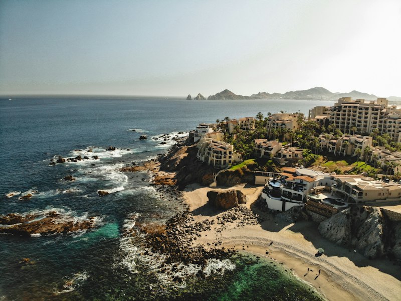 Costa rocosa y hoteles de Los Cabos