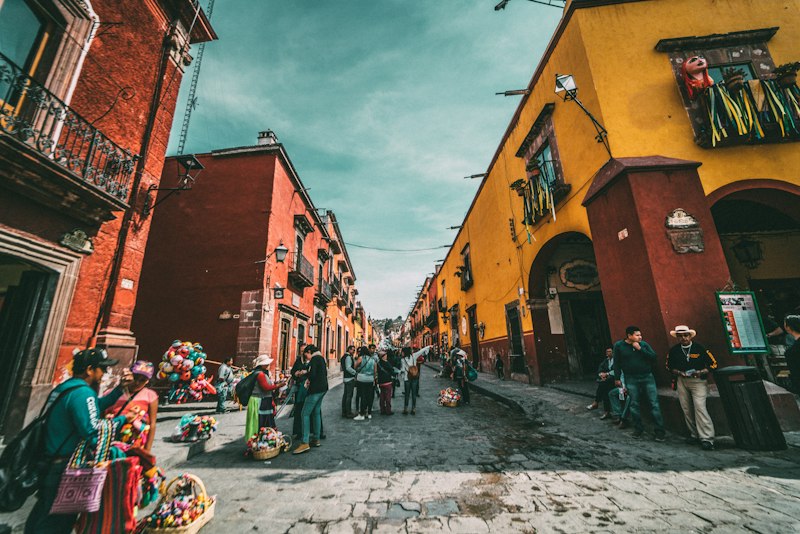 Calle colonial llena de color en Oaxaca