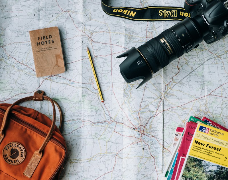Mochila, mapa y cámara listos para el viaje