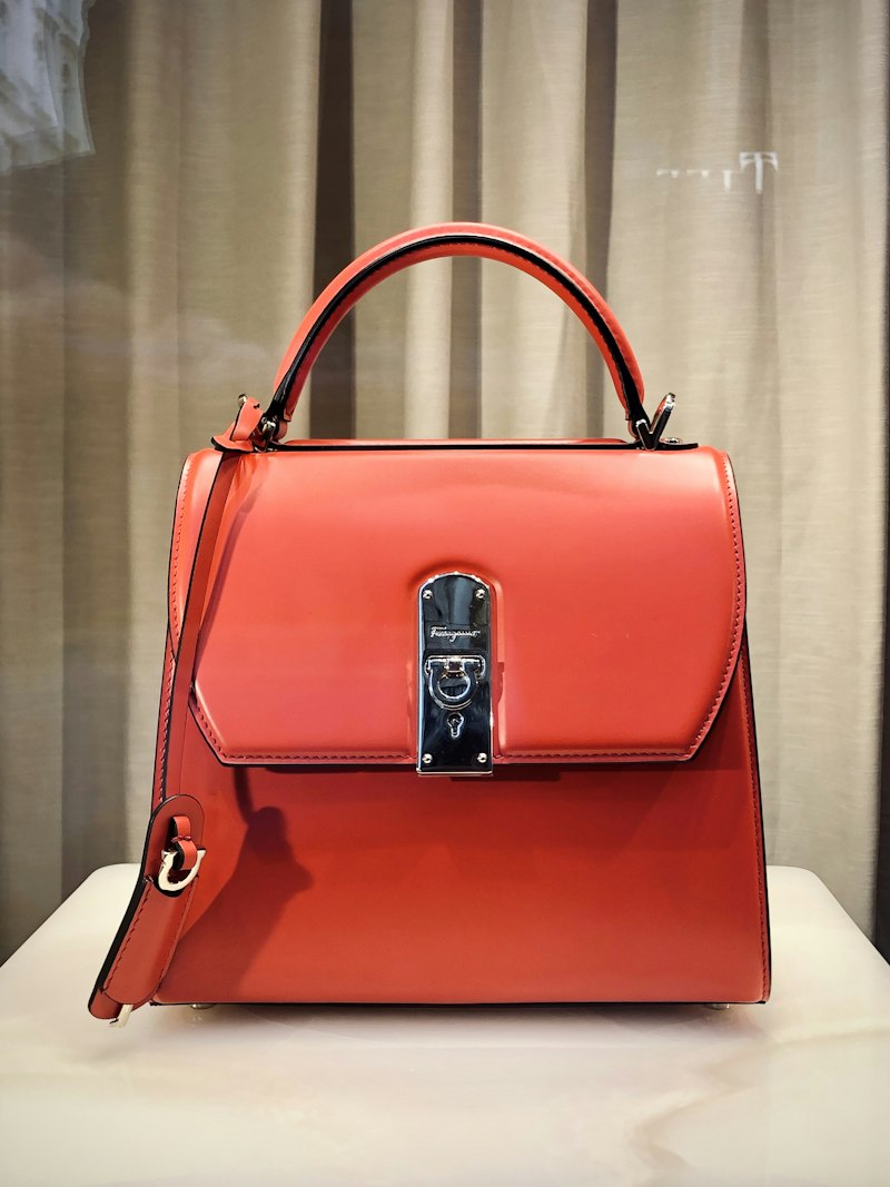 Bolso estructurado de piel en tono terracota