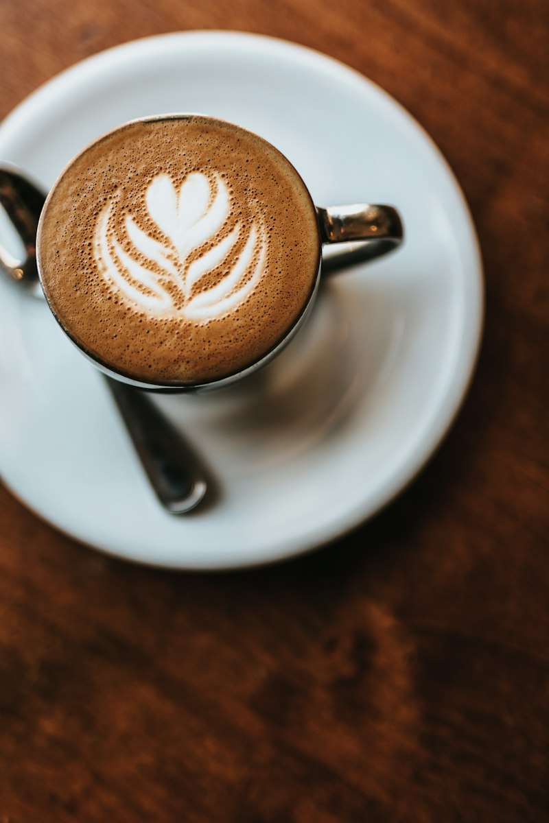 Latte con arte en la espuma