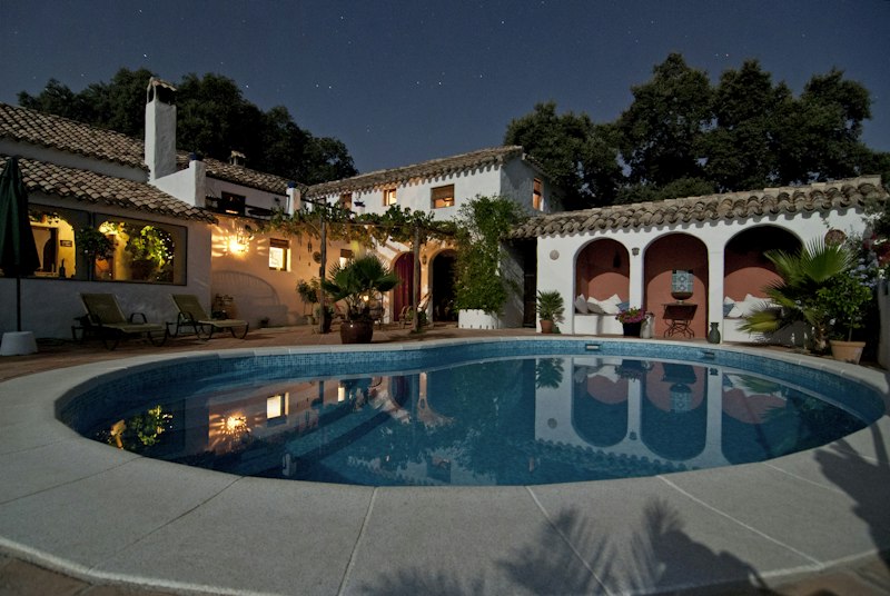 Casita Chimenea: casita independiente con chimenea y jardín iluminado de noche