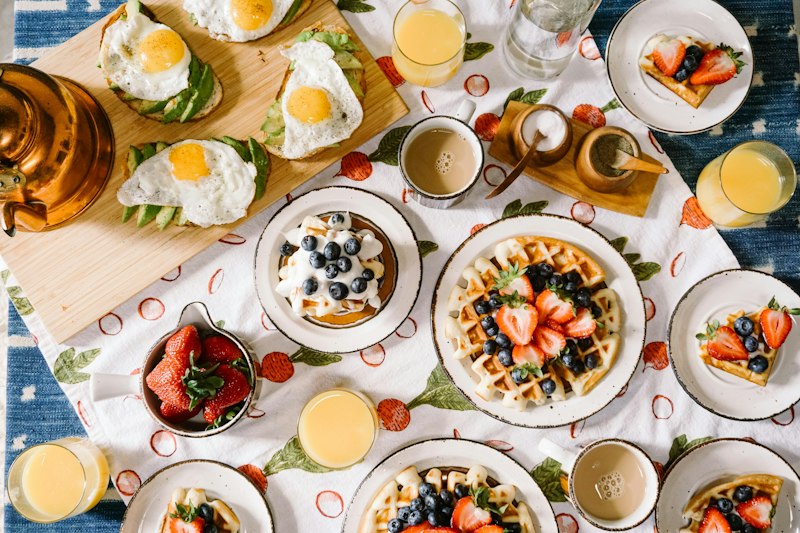 Desayuno artesanal servido en la terraza