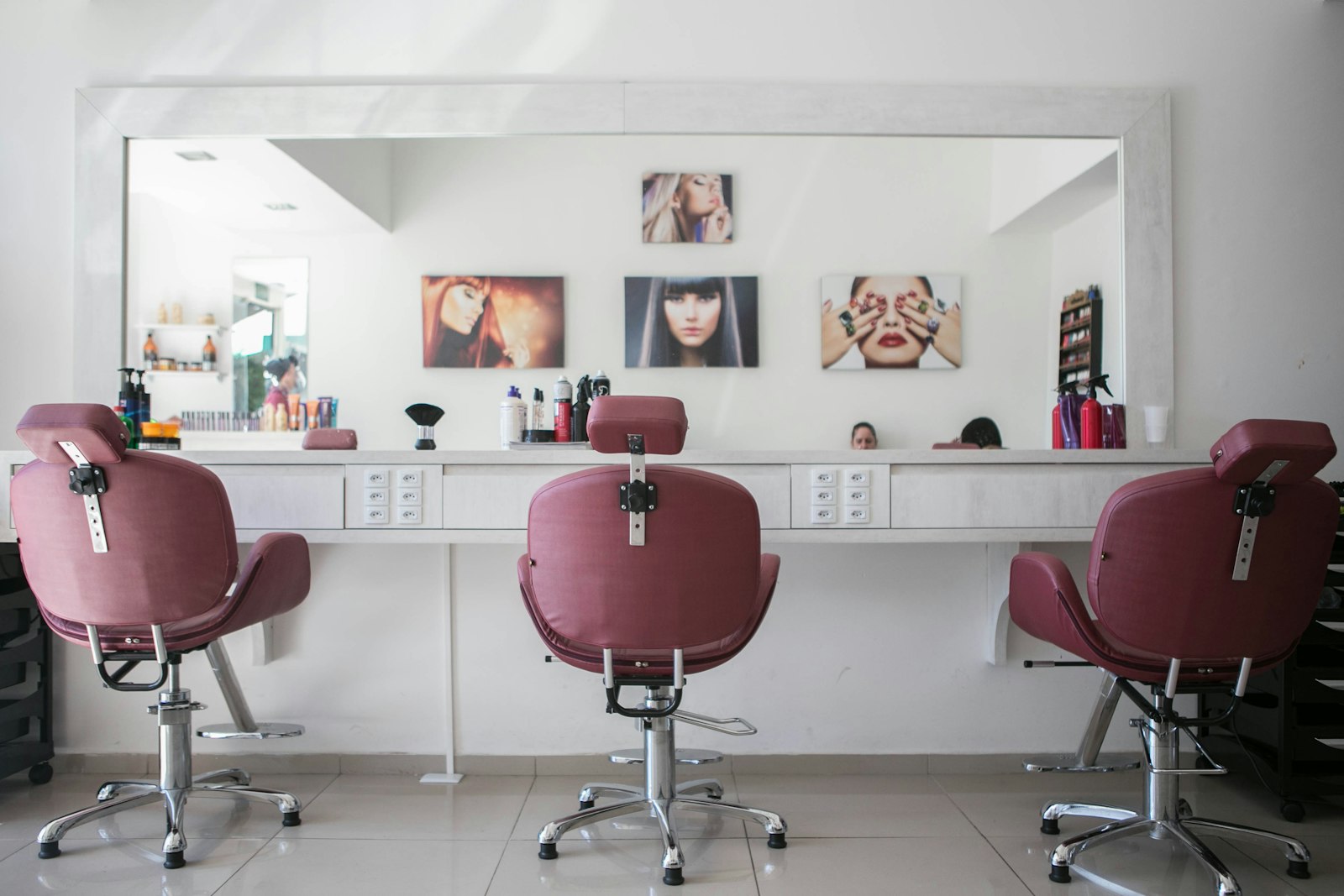 Interior de Bella Studio con sillones rosas frente al espejo