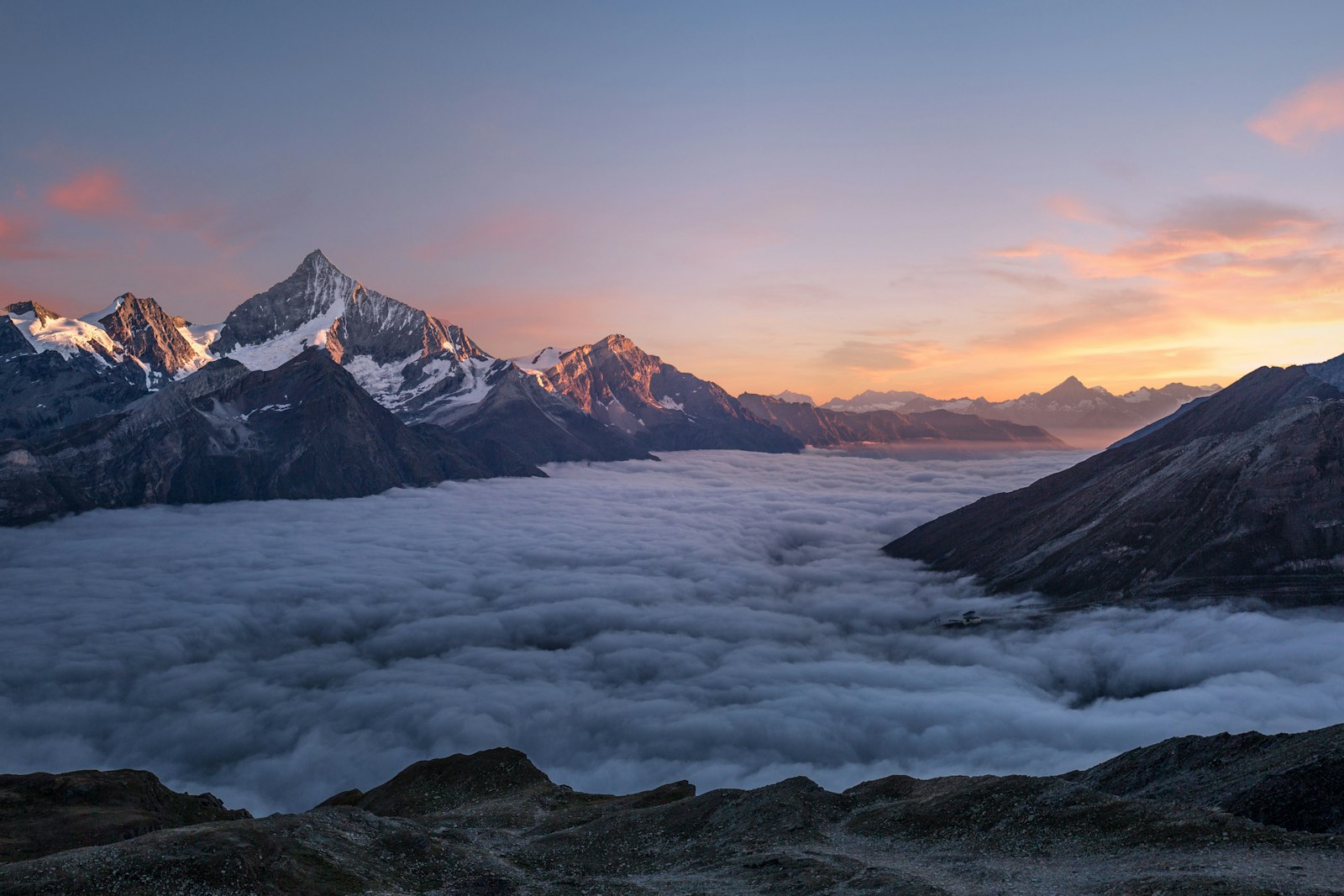 Picos nevados al atardecer