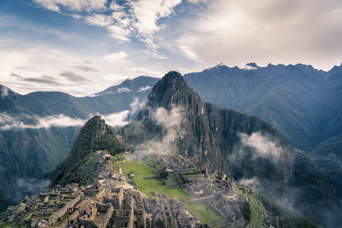 Ciudadela de Machu Picchu entre montañas