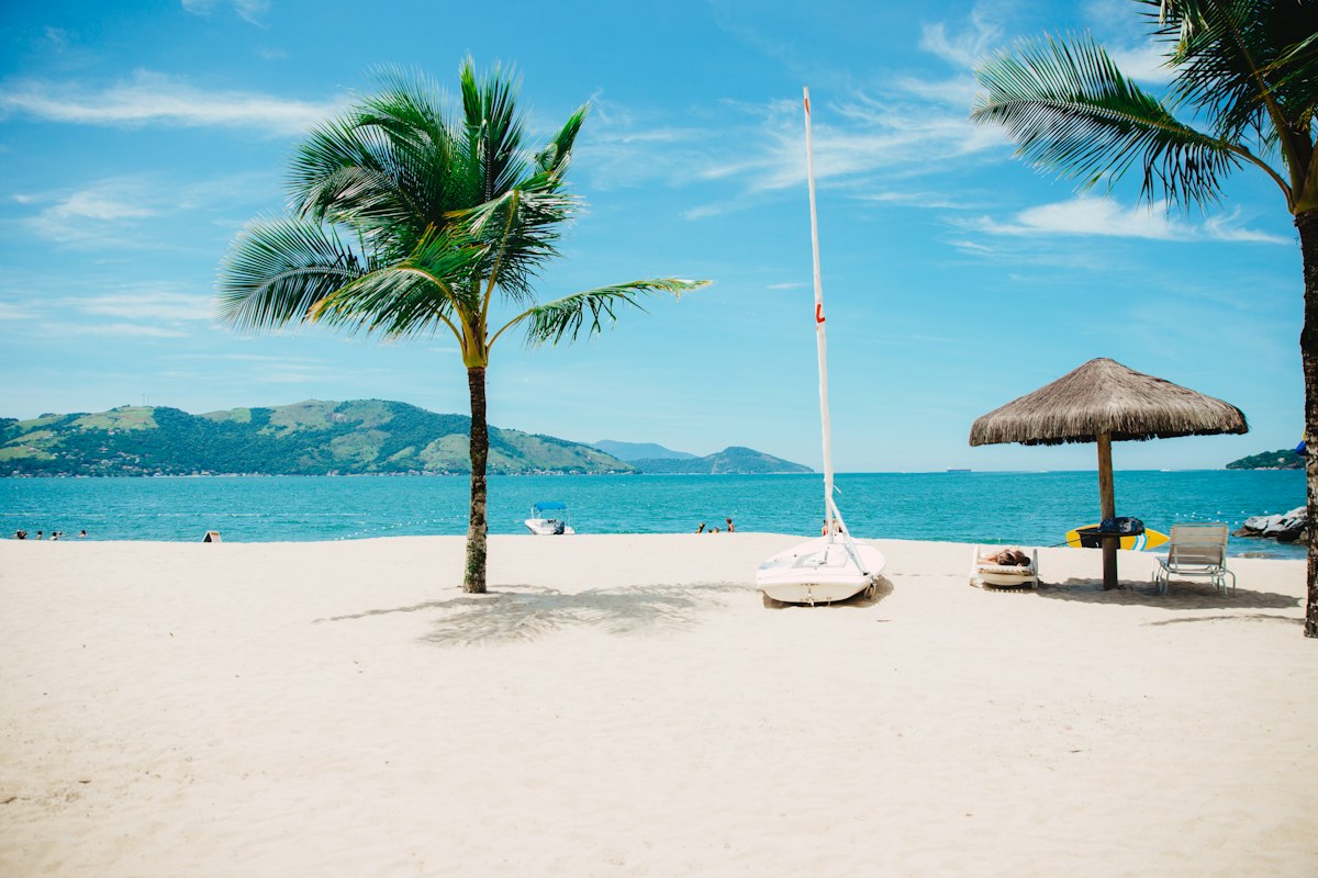 Playa caribeña que espera al viajero