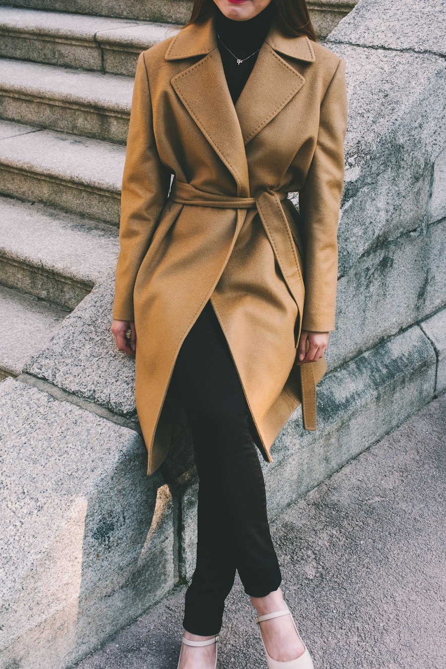 Abrigo camel sobre conjunto negro