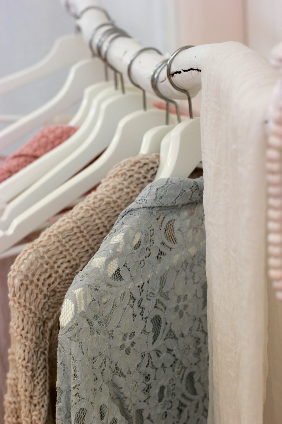 Curaduría de prendas en tonos blush