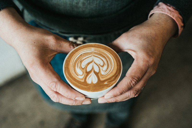 Taza de café en las manos