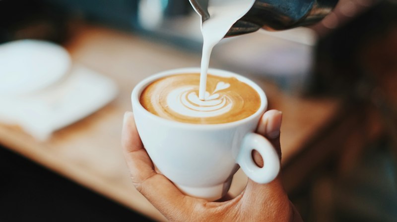 Latte art recién servido