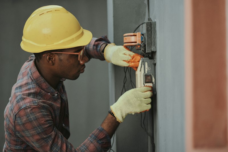 Electricista instalando canalización eléctrica