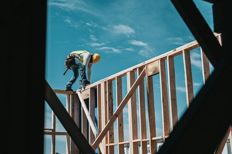 Trabajador con casco y chaleco de seguridad en obra