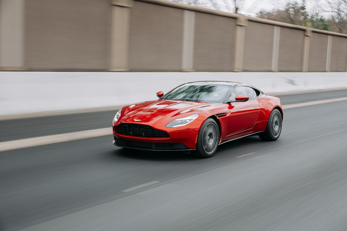 Gran turismo rojo con la pintura corregida en movimiento