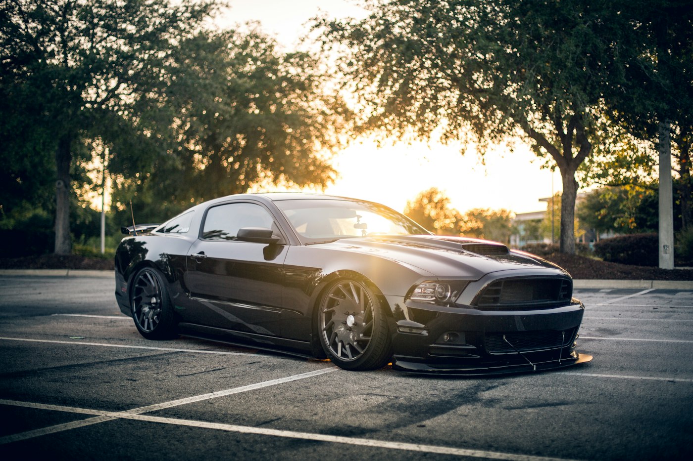 Muscle car negro reluciente tras un lavado premium