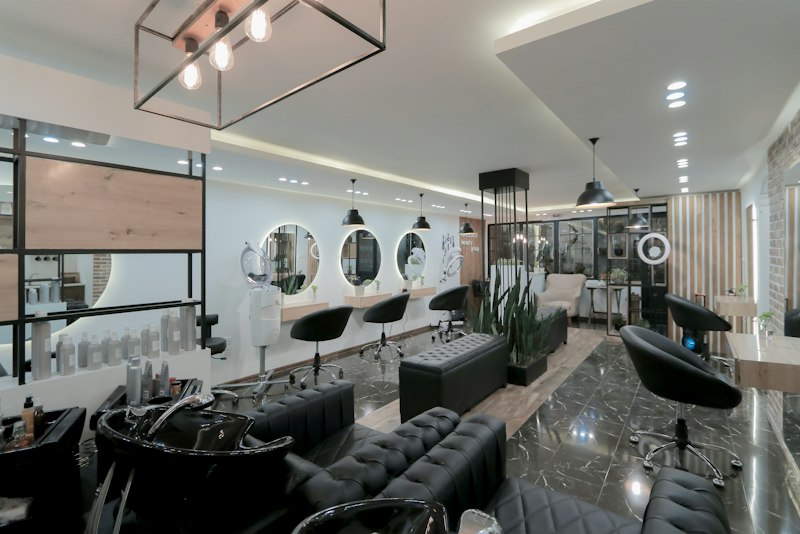 Vista general del salón: estaciones de lavado y sillones