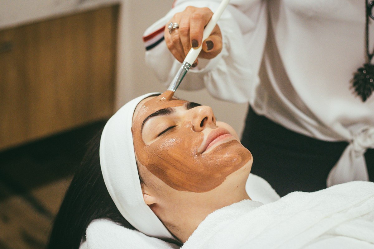Aplicación de mascarilla facial con brocha