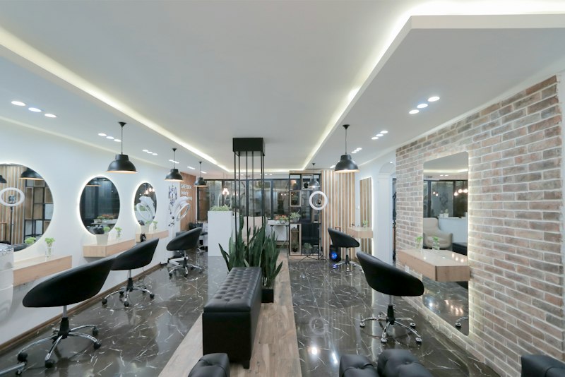 Interior del salón con espejos redondos y luz cálida