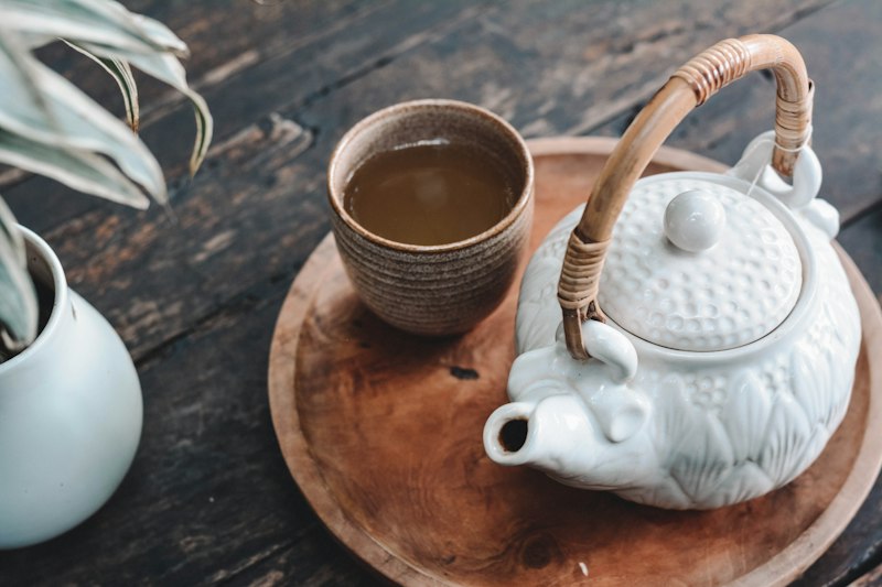 Té de bienvenida servido en charola de madera